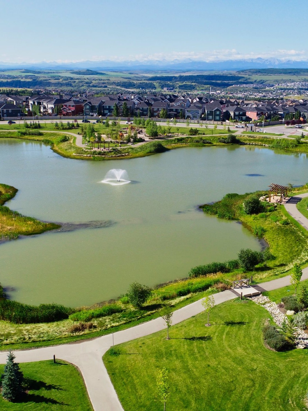 The Sunset Ridge pond with fountain is one of the many features that the Sunset Ridge HOA takes care of.